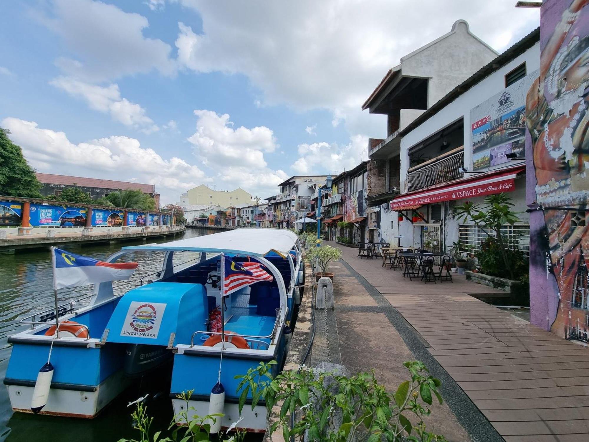 Vspace Guesthouse Capsule & Cafe Malacca Luaran gambar